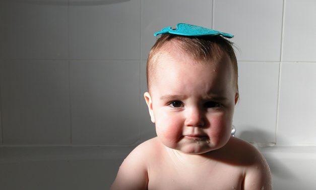 ¿Es malo bañar a mi bebé todos los días?